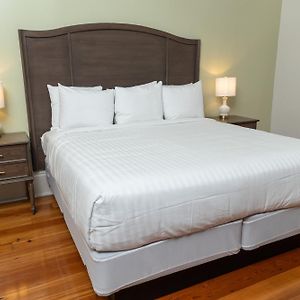Deluxe One-Bedroom Suite